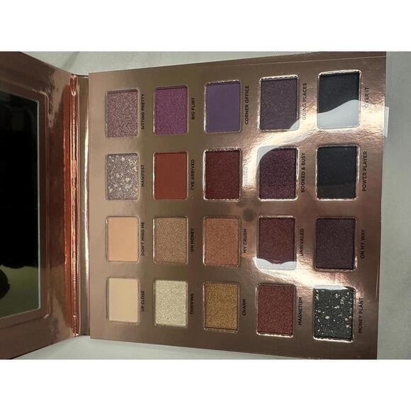 Iconic London Desk to Dance eyeshadow palette - Picture 2 of 2